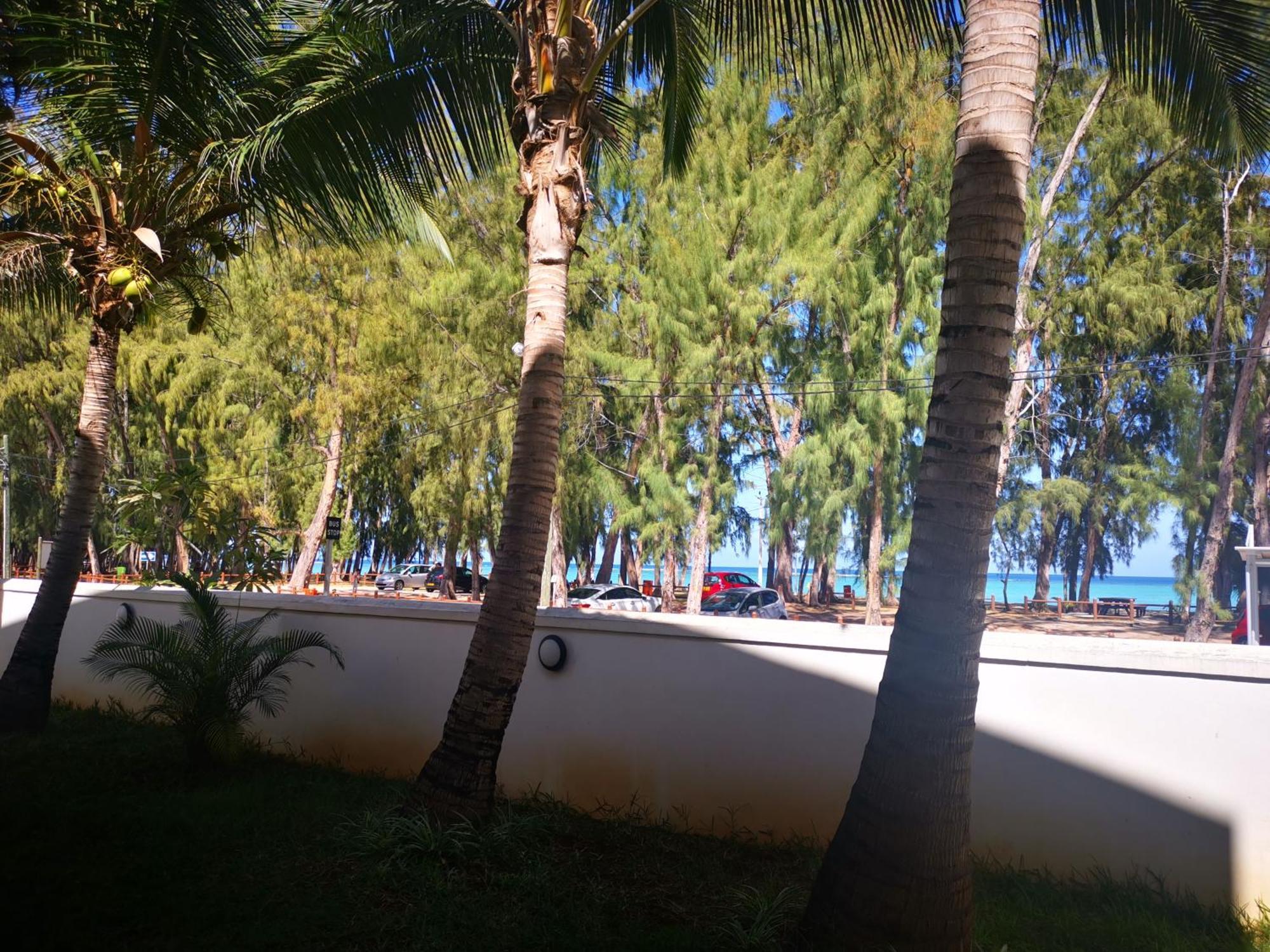 Oceanside Licenced Tourist Residence Flic en Flac Exterior photo